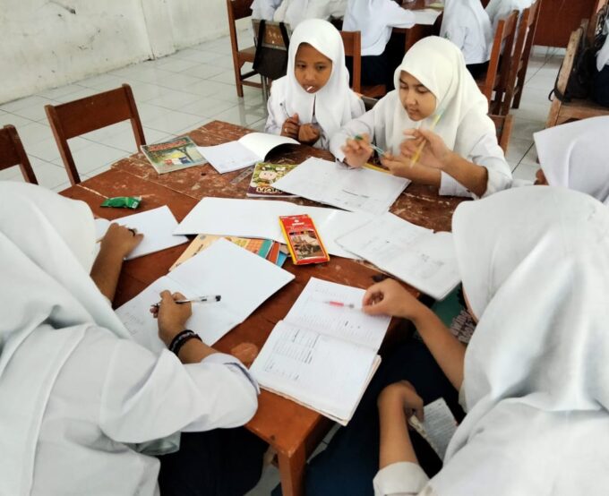 Menjelajahi Keajaiban Sains: Eksperimen Seru di Laboratorium Sekolah Kami!